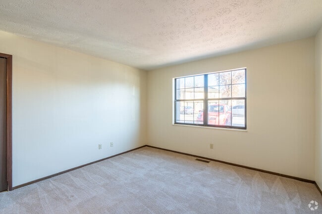 1 habitación, 1 baño - 563 pies cuadrados - Kiser - Sala de estar - Perry Hills Colony