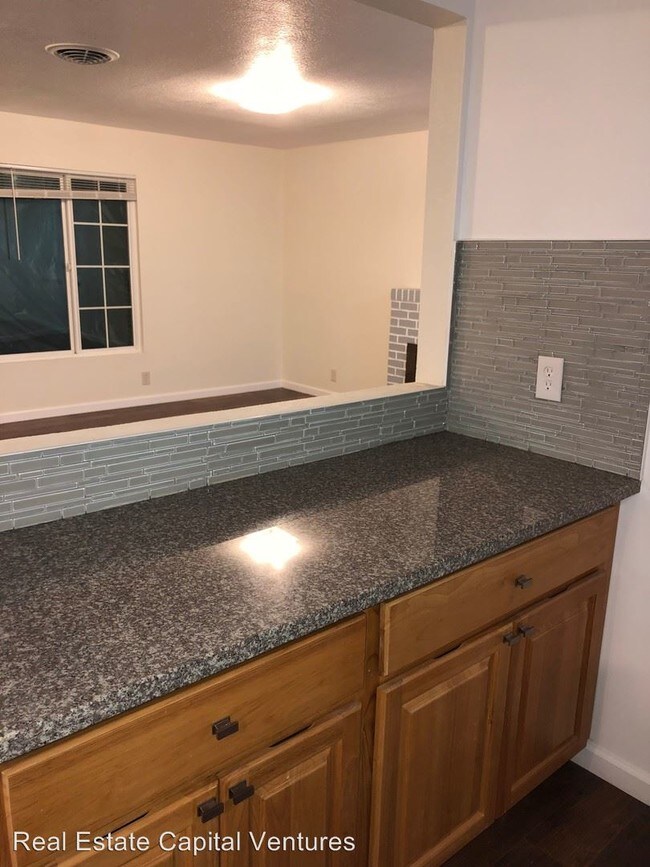 Foto del edificio - 3 br, 1 bath House - 237 University Ave.