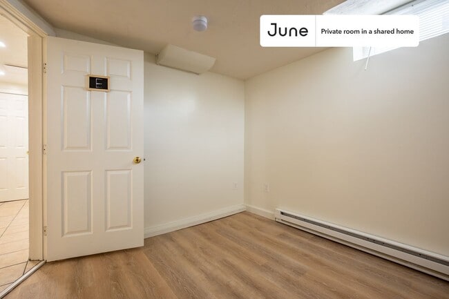 Foto del edificio - Private bedroom in 5 bed/2 bath Home