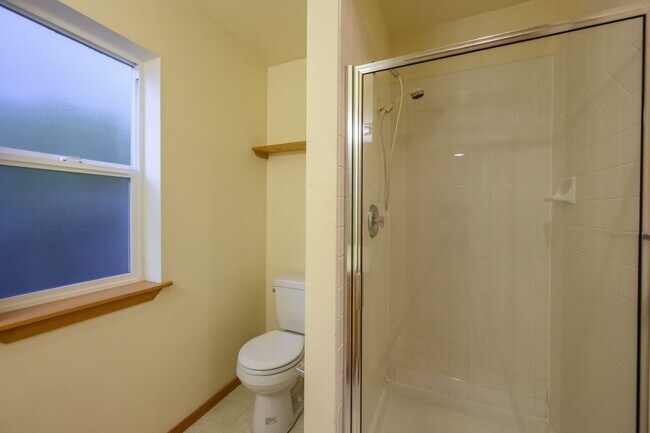 Foto del edificio - Well-maintained 3 bedrooms 2.5 bath townhouse located in the heart of Lake City/Northgate