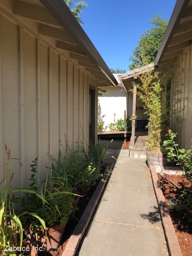 Building Photo - 3 br, 2 bath House - 1228 Pole Line Road