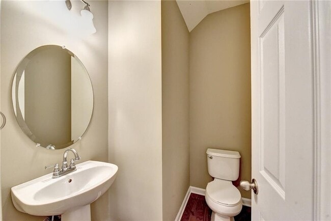 Building Photo - 3329 Fernview Dr