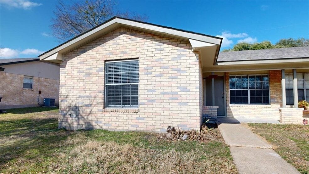 Photo - 1443 Hawk Tree Dr