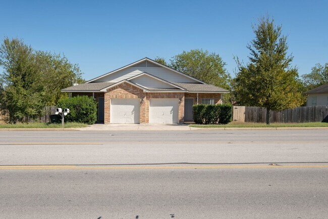 Building Photo - Now Leasing – 3 Bedroom, 2 Bath Duplex in the Heart of Leander!