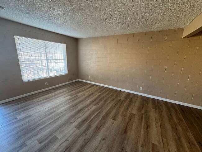 Building Photo - 1 Bedroom Condo close to UNLV & The Strip
