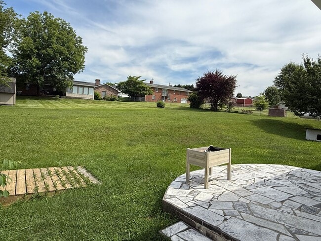 Building Photo - 3/2 bath home - Town Acres School District!