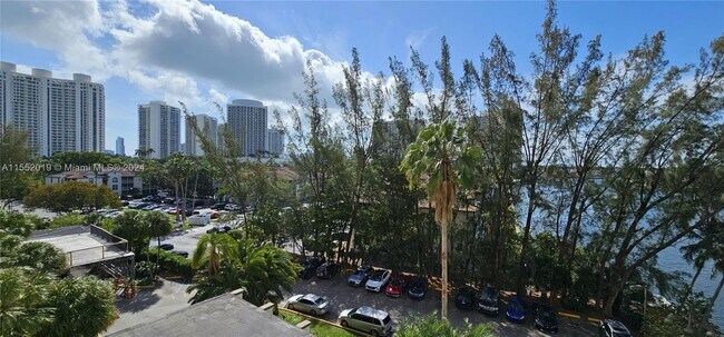 Foto del edificio - 18151 NE 31st Ct