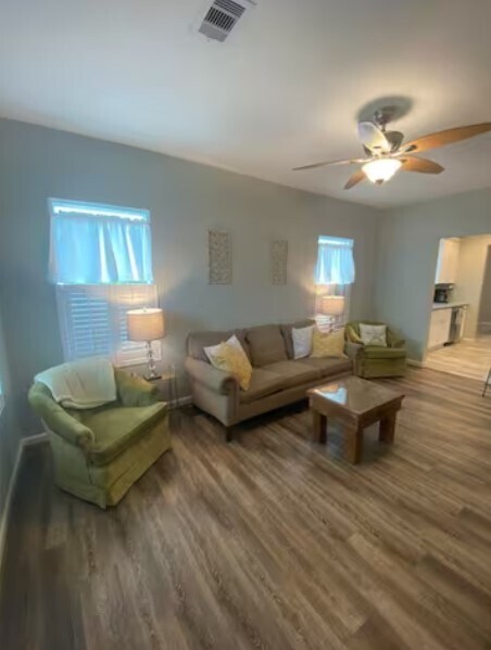 Sala de estar - 5008 Avenue O