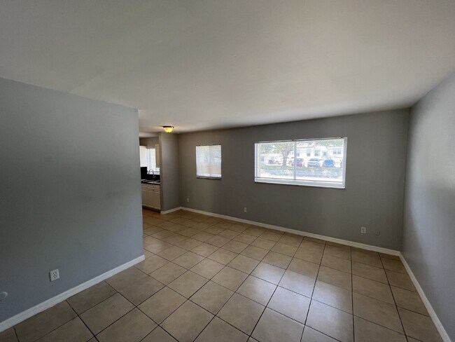 Building Photo - "Charming 1-Bedroom Oasis in the Heart of Tampa - 600 Sq. Ft. of Cozy Comfort!"
