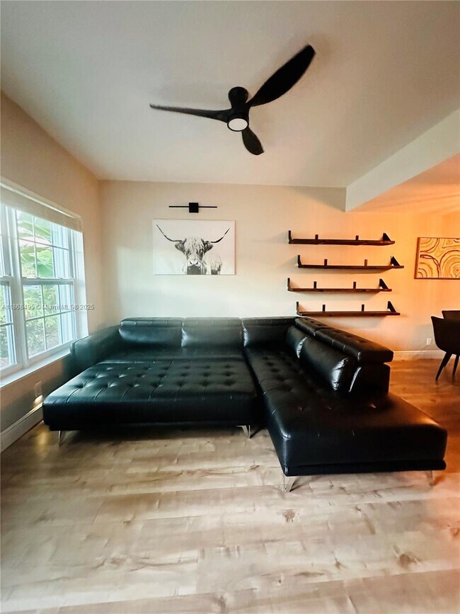 Building Photo - 7821 Sanibel Dr