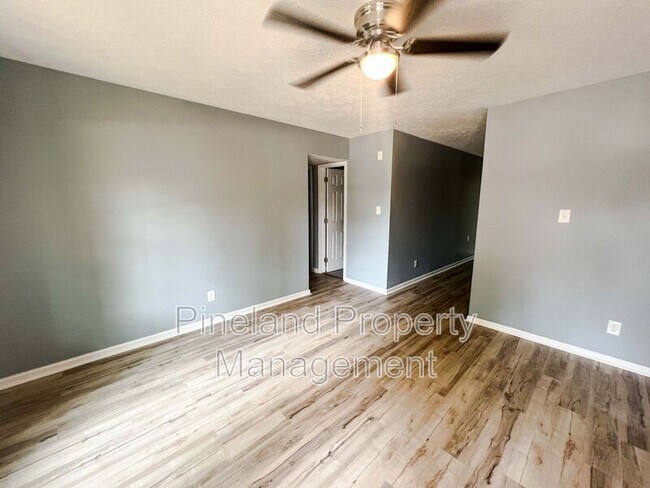 Foto del edificio - 6412 Rockford Dr