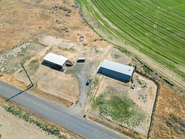 Foto del edificio - Country Living with a Huge Shop - 3BR on Acreage, Livestock Welcome!