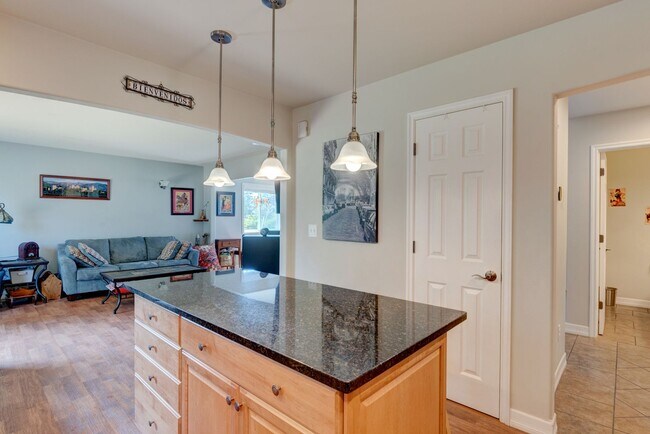 Foto del edificio - 3 Bed 2 Bath beautiful home on a corner lot in Admirals Cove