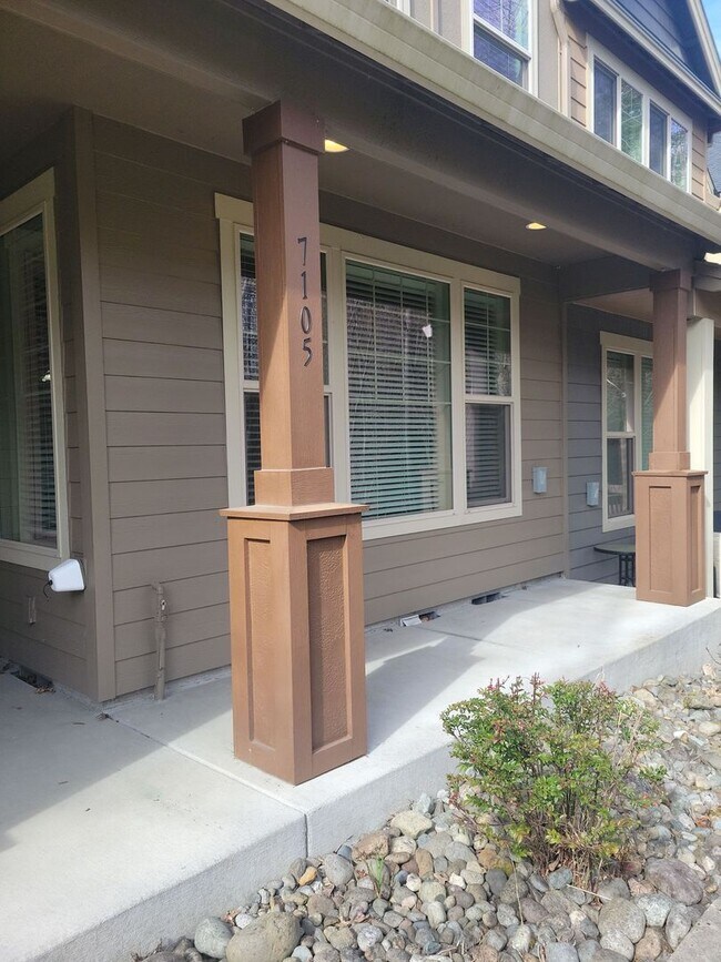 Foto del edificio - Beautiful Townhome in perfect location, only minutes from I-5