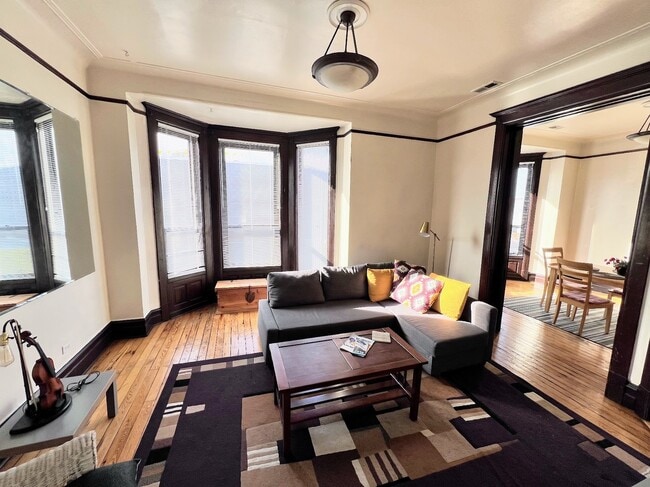 Building Photo - 2187 N Clybourn Ave