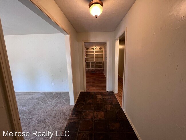 Building Photo - 4 br, 2.5 bath House - 1416 Pine Oak Drive