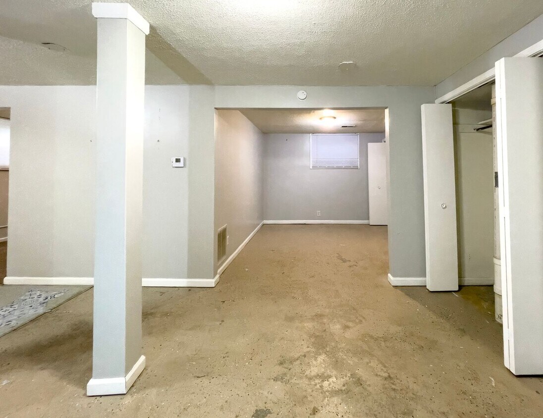 1810 E 6th St Unit 1810 1/2, Anderson, IN 46012 Room for Rent in