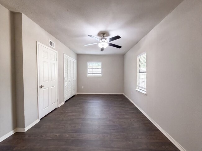 Building Photo - 330 E Coral Way