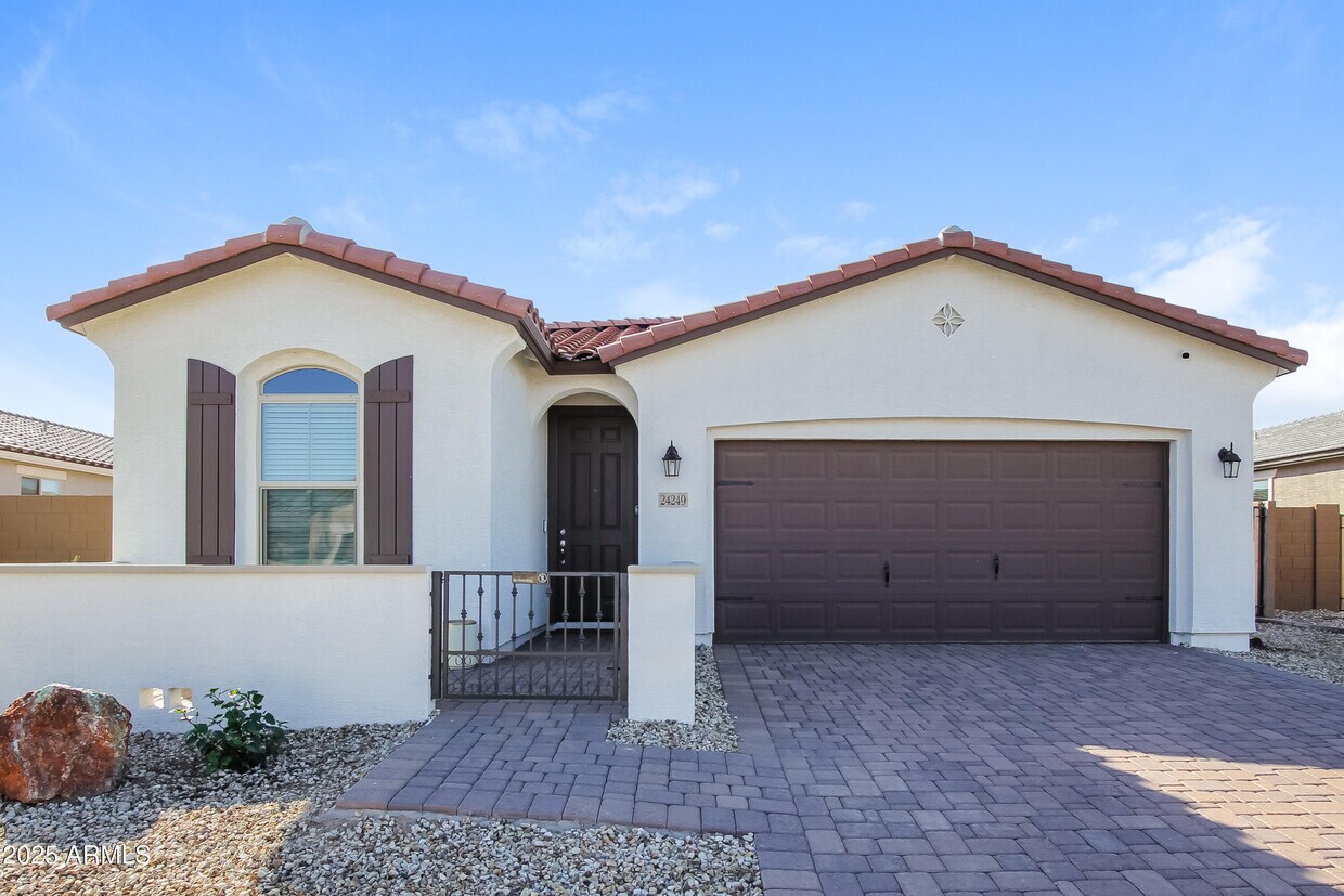 Foto principal - 24249 W Zak Rd
