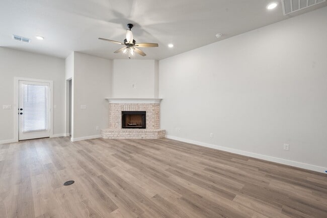 Building Photo - Pre leasing for July: 4-Bedrooms, 2-Bathroom