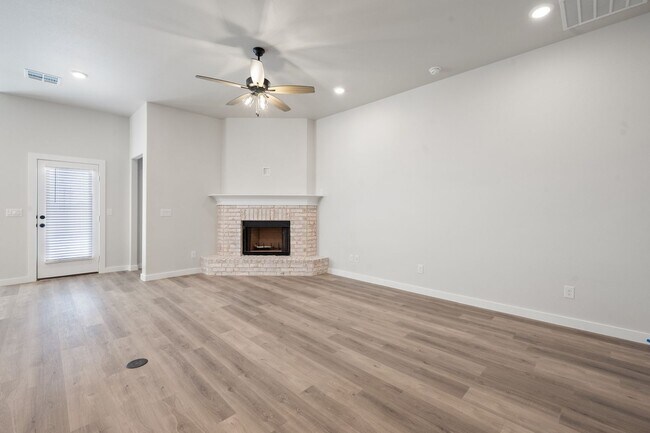 Foto del edificio - Pre leasing for July: 4-Bedrooms, 2-Bathroom
