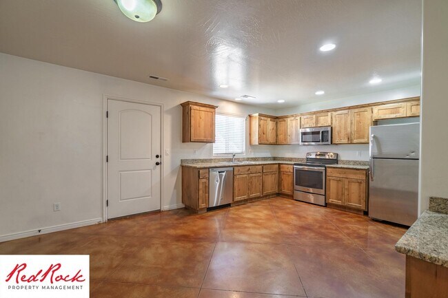 Foto del edificio - Charming 3 Bedroom Townhome with INTERNET INCLUDED & Dog-friendly!