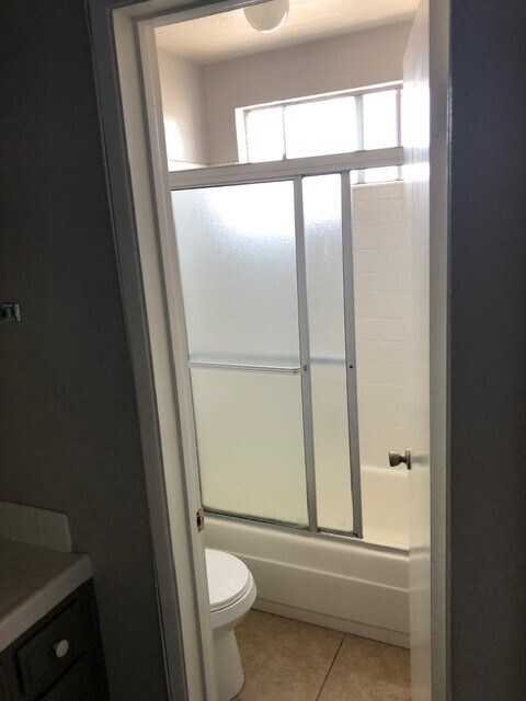 Shower - 3901 Green Ave