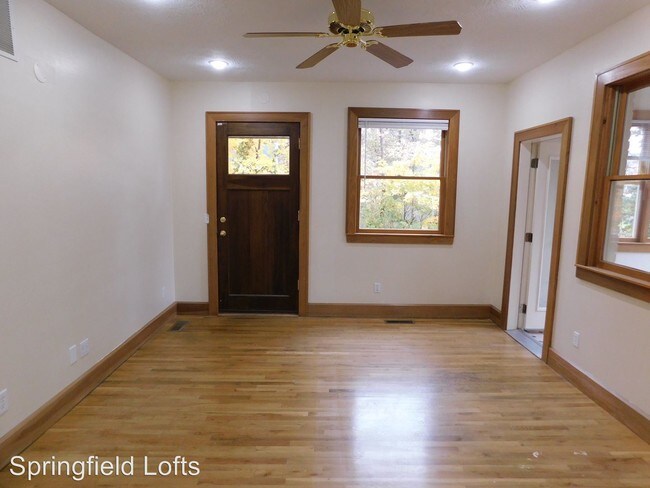 Building Photo - 1021 E Walnut St