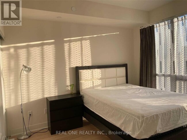 Photo du bâtiment - 88 Sheppard Ave E