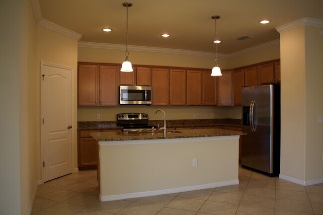 Building Photo - ANNUAL UNFURNISHED ** REFLECTION LAKES ** ...