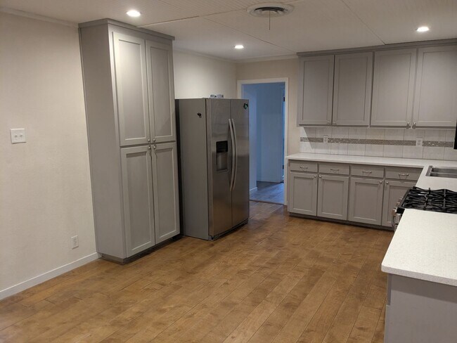 Foto del edificio - Spacious 4 Bed 2 Bath with Enclosed Patio and Stainless Steel Appliances