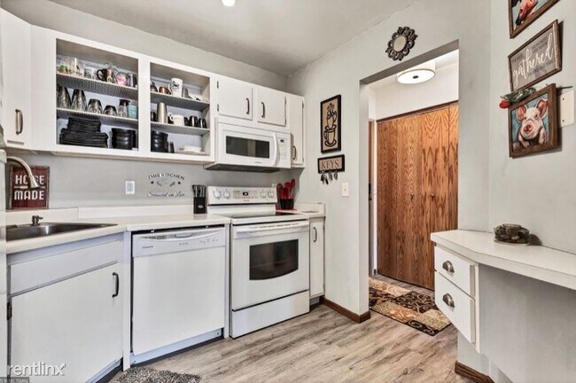 Foto del edificio - 2425 E Franklin Ave