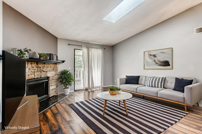 Photo - Stunning 2 Bedroom Near Lowry!!!! House