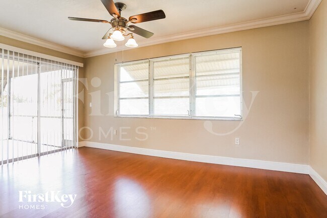 Foto del edificio - 10721 NW 29th Ct