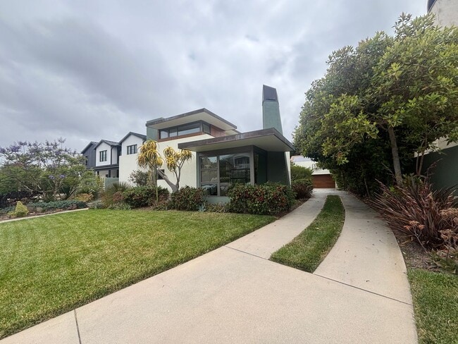 Building Photo - Mid-Century Modern 4 Bedroom Home in Carls...