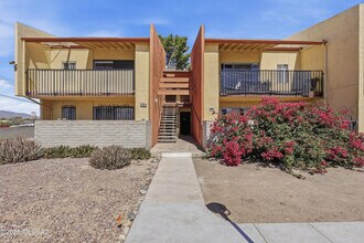 Building Photo - 808 S Langley Ave