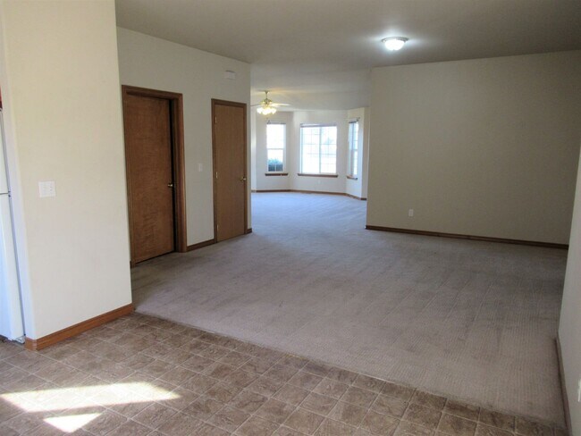 Building Photo - Great 4 Bedroom, 2 Bath House! Available t...