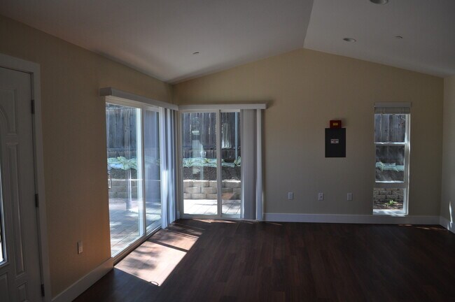 Foto del edificio - 2 Bed, 2 Bath Unit in Cardiff By The Sea