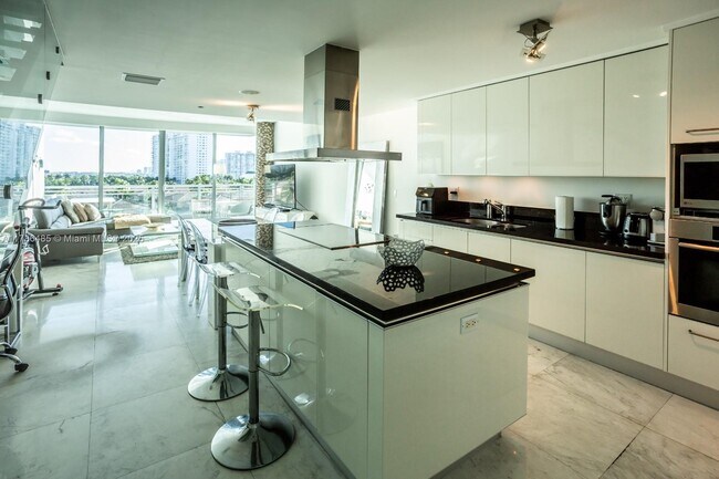 Foto del edificio - 2950 NE 188th St