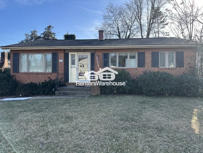 Building Photo - 223 Deep Dale Dr