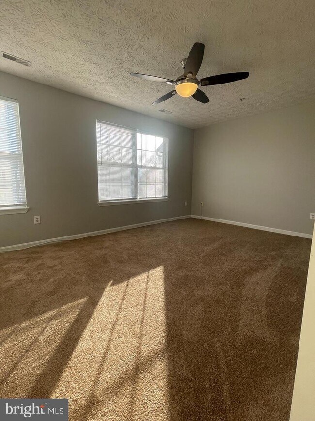 Foto del edificio - 16116 Edenwood Dr