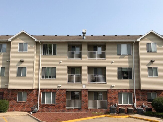 Building Photo - 258 Hyland Ave