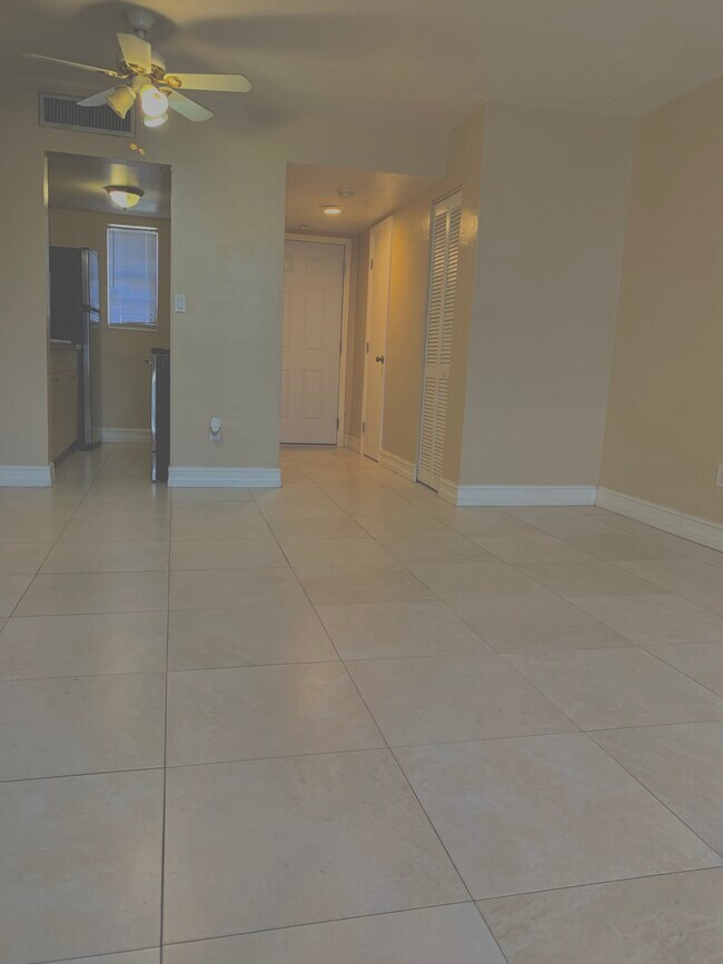 Área de sala comedor - 10901 N Kendall Dr