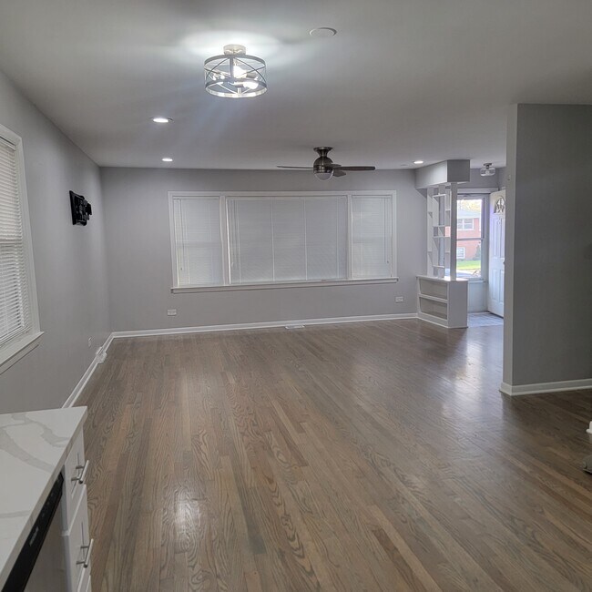 Foto del edificio - 9136 Roach Ave