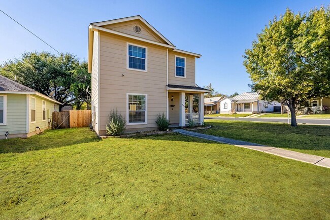 Foto del edificio - Downtown Home within Minutes from the Riverwalk & Alamodome ~ Large Corner Lot!