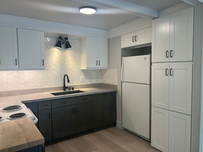 Building Photo - Newly Remodeled Condo on Capitol Hill - Close to UW