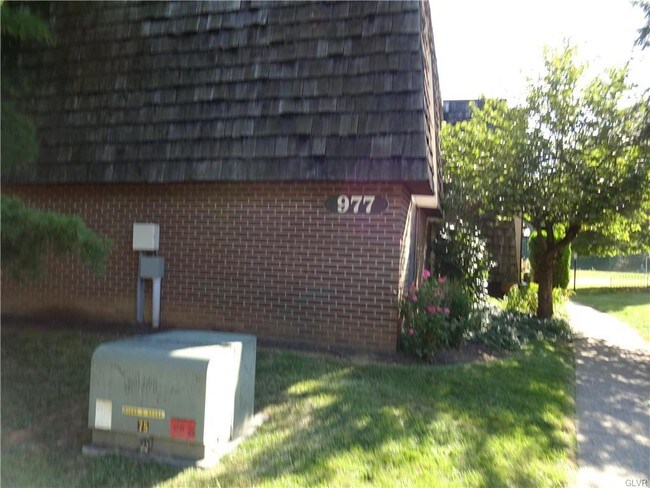 Building Photo - 977 Village Round