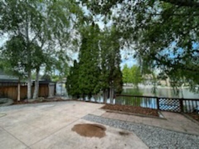Building Photo - House on the Lake