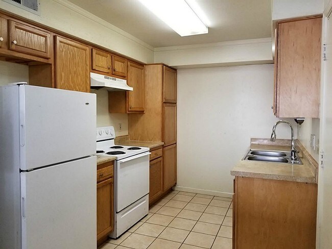 Foto del edificio - 5810 Golden Forest Dr