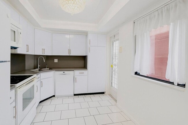 Building Photo - 1739 Embassy Dr